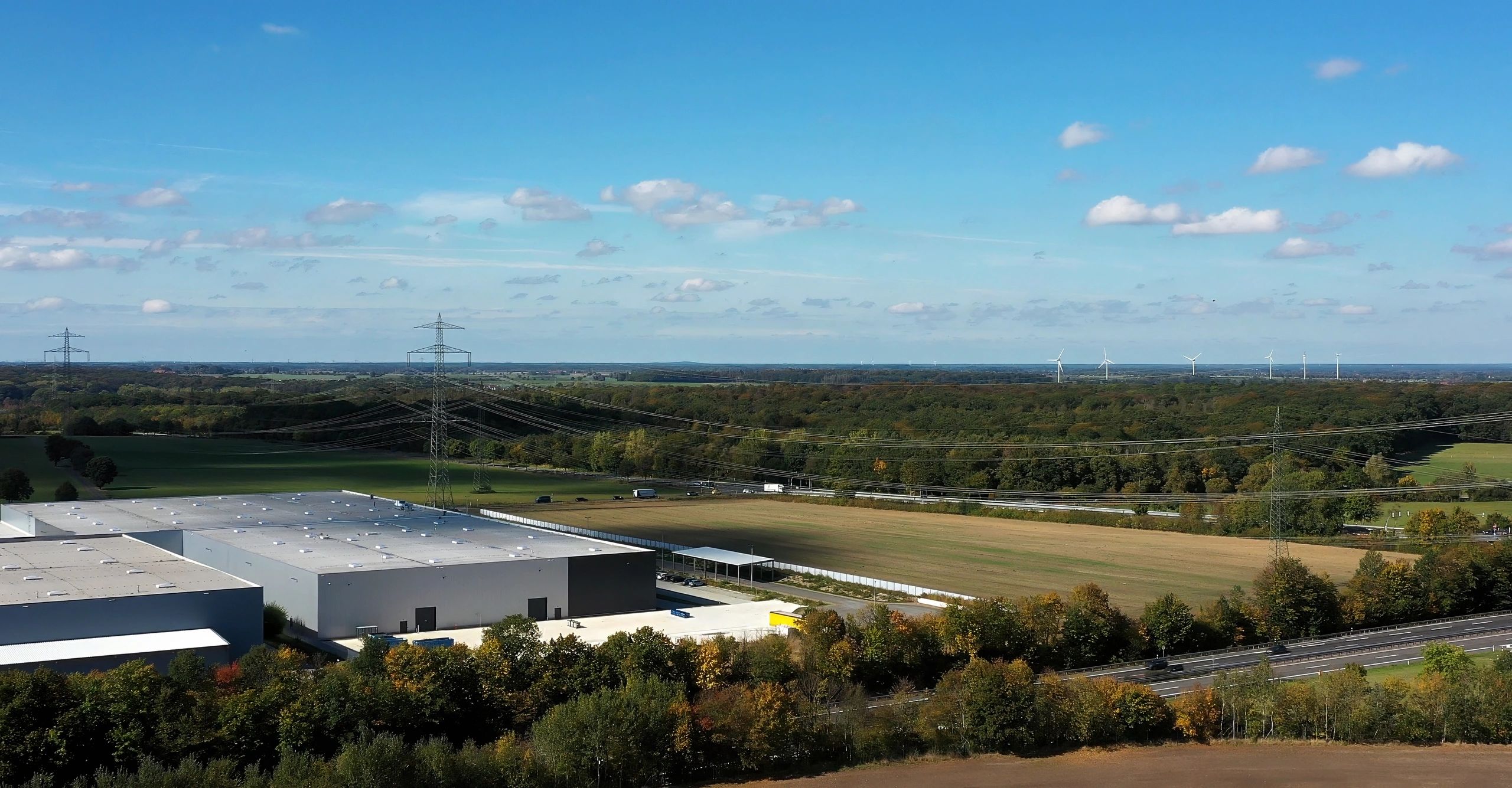 Vue aérienne d’infrastructures industrielles et de réseaux extérieurs