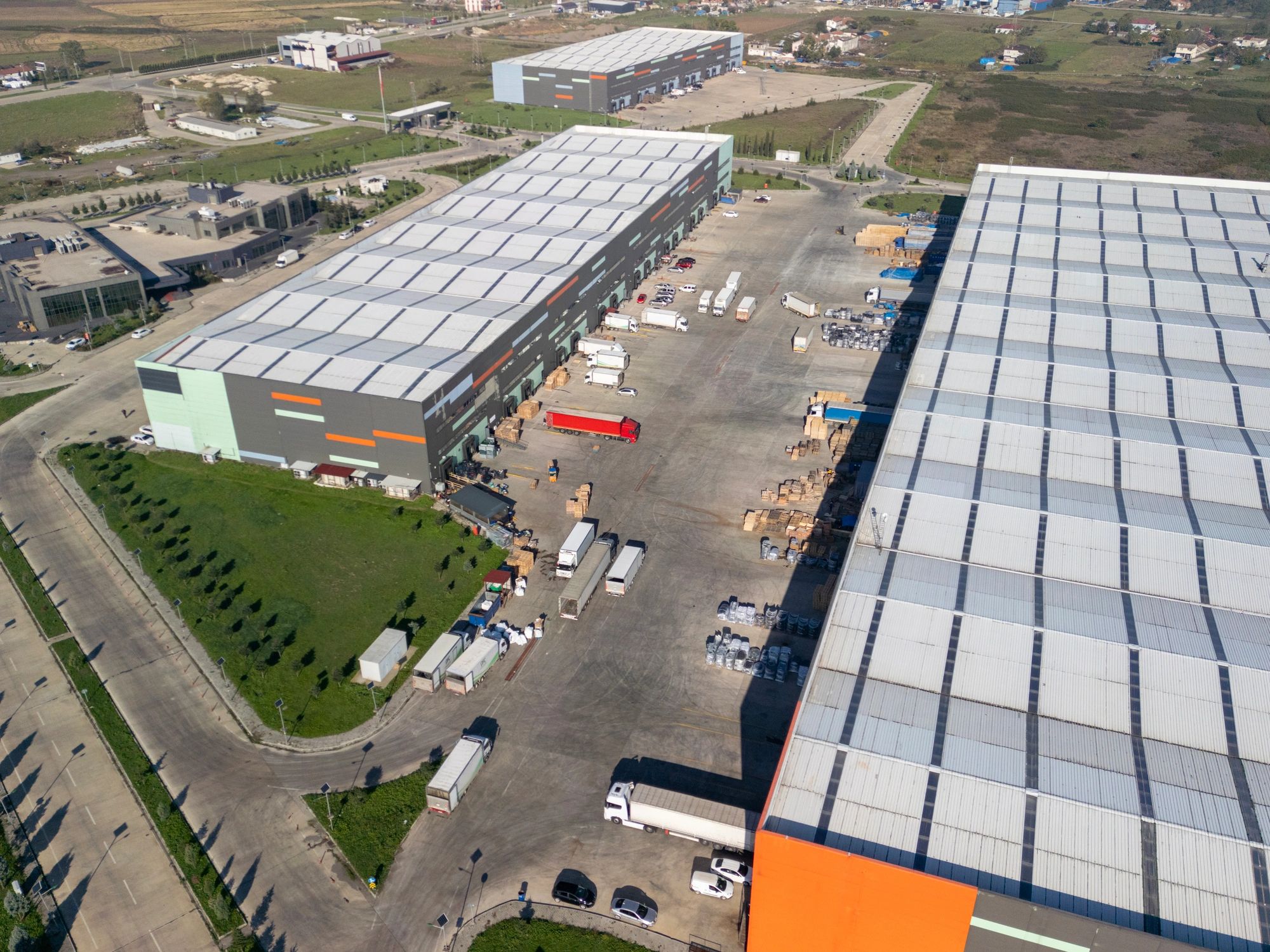 Centre logistique et bâtiments commerciaux vus du ciel