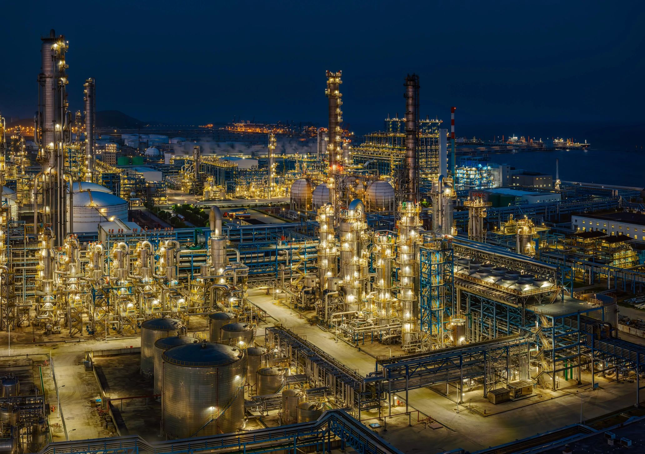 Site industriel moderne avec infrastructure complexe