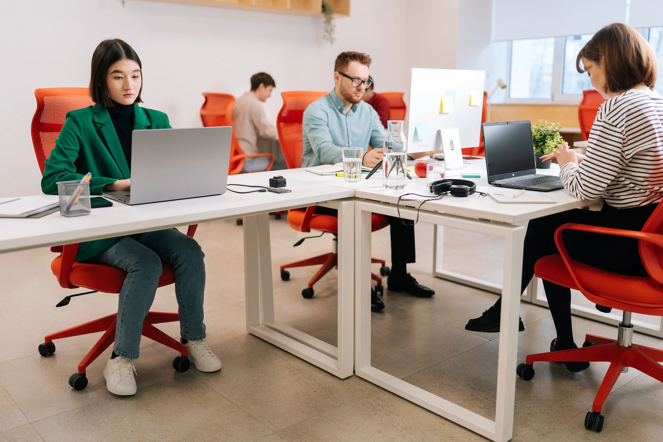 Équipe en bureau travaillant sur des projets web