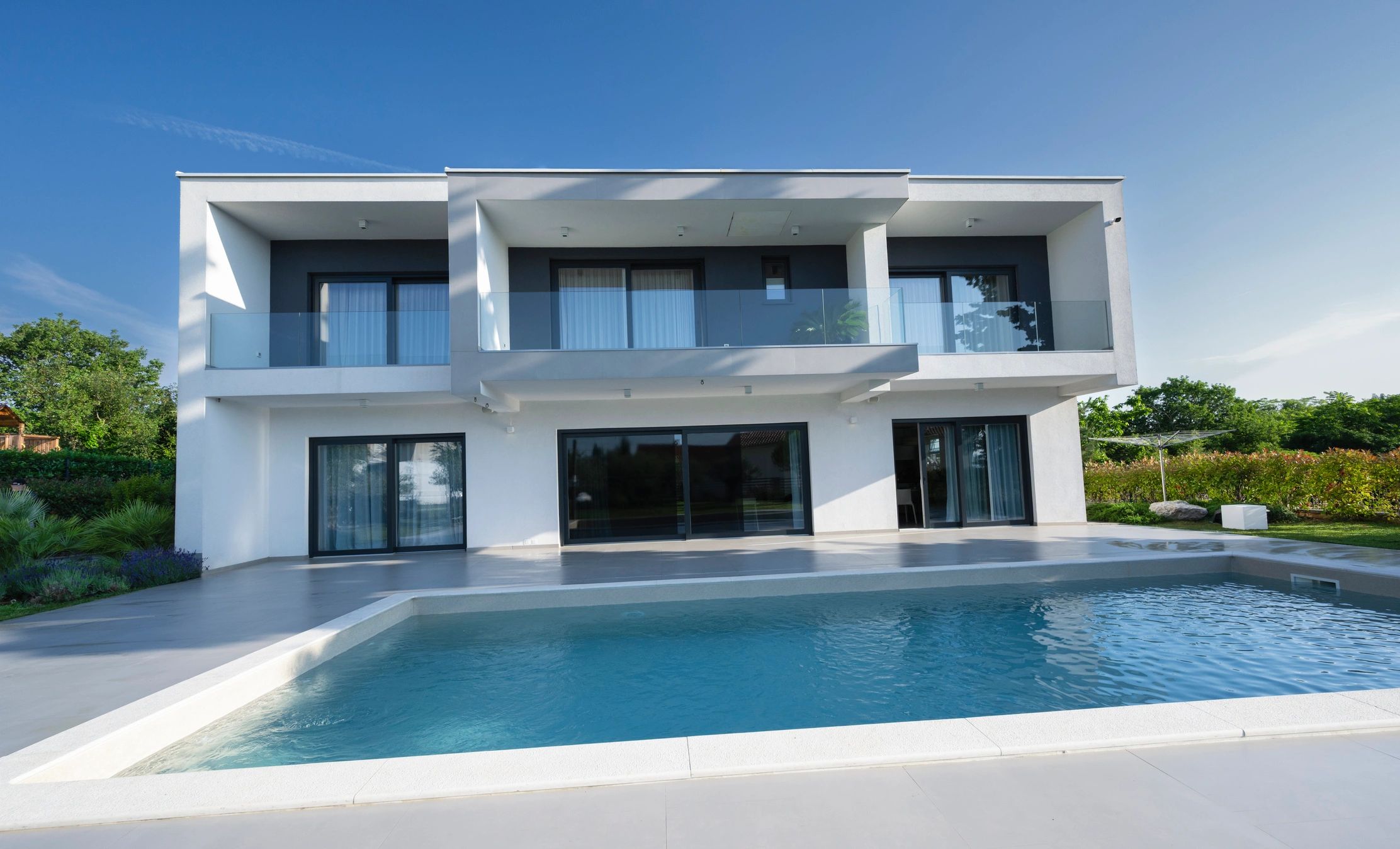 Maison moderne illustrant les solutions résidentielles connectées